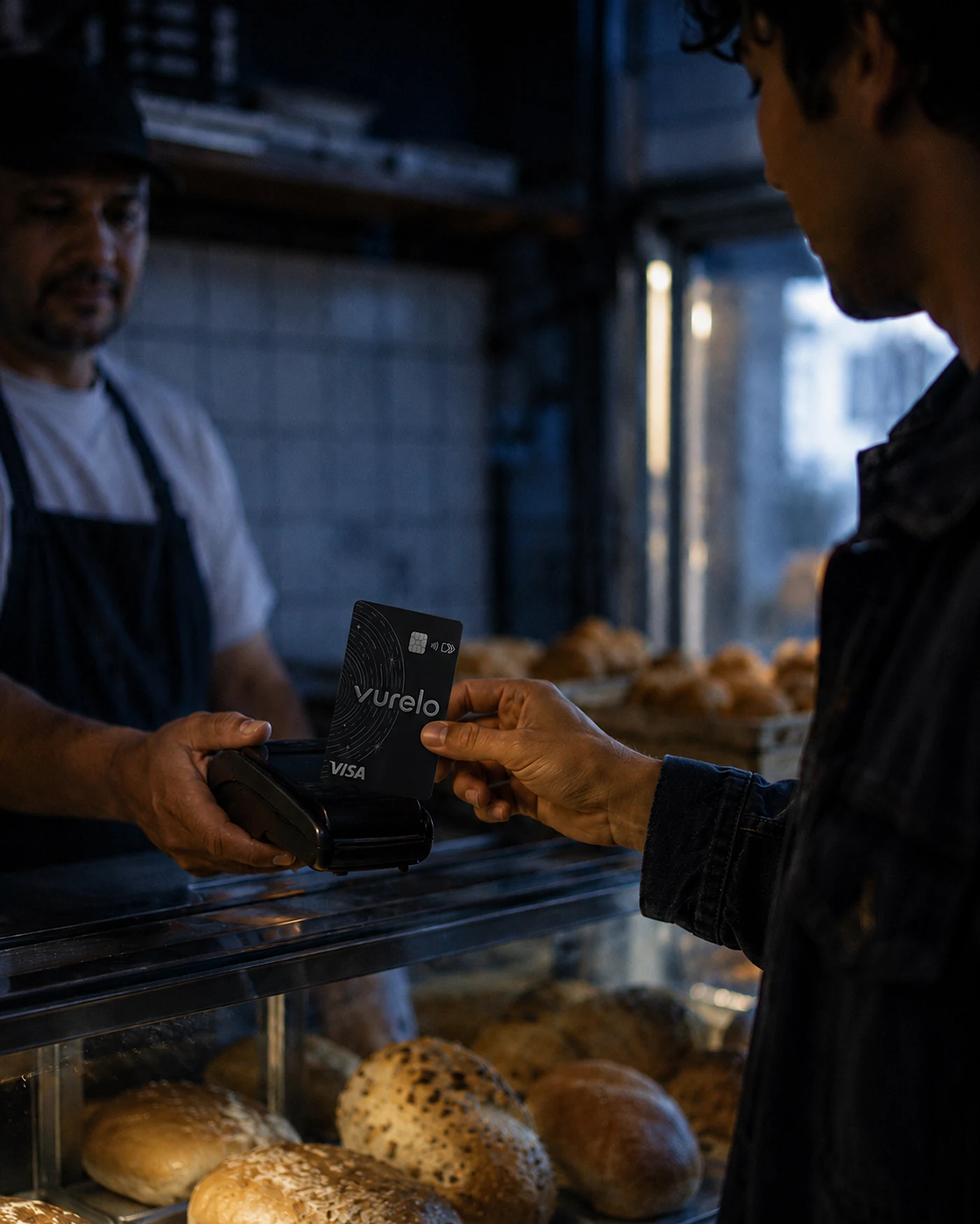 Persona pagando con la tarjeta vurelo en una panadería
